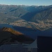 le prime luci sul lago Maggiore e le principali città: Ascona a sinistra e Locarno a destra divisi dal fiume Maggia