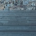 i ringraziamenti incisi sulle tavole di legno che compongono la terrazza