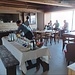 il tavolo allestito a buffet dove ogni uno si serve la colazione