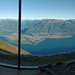 panoramica dalla grande finestra che si affaccia sul lago Maggiore e le imponenti cime e valli della val Maggia e val Verzasca