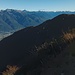foto scattata tra croce con panorama e la capanna