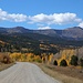 Anfahrt zum Stillwater Reservoir mit Blick auf den Flat Top Mountain