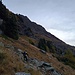 Aggiriamo da sotto le pareti che culminano al punto 2395 m