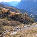 Scendiamo qui e passiamo sul pendio erboso a sinistra sopra le rocce