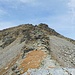 Stiamo in cresta ma prima della torre la lasciamo a destra (cengia erbosa e poi detriti)