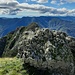 Die Aussicht auf den Grat und die umliegenden Berge ist überwältigend, so dass ich fast eine Stunde auf diesem Gipfel verbracht habe