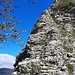 ...und auf der gegenüberliegenden Seite sehr ausgesetzt über eine fast senkrechte Felsrippe zurück auf den Grat geklettert werden