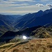 Ein Bergsee leuchtet in der Morgensonne entgegen