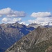 Die Aussicht ist atemberaubend: Am Horizont leuchten die schneebedeckten Gipfel von Weißhorn (links) und Matterhorn (rechts).
