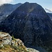 Beim Abstieg zur Colle della Vecchia sollte man sich dann eher etwas links vom Grat halten (blaue Markierungen), weil die Grashänge auf der Westseite doch sehr steil sind
