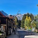 Hauptstraße in Žabljak, hinten die Berge des Durmitor 