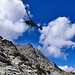 Ein Militär-Helikopter beschattet mich während mehreren Minuten beim Aufstieg zum Piz Murtèl