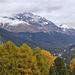 Leuchtende Lärchen und verschneite Gipfel im Nationalpark