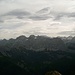 Ausblick von der Krapfenkarspitze auf die nördliche Karwendelkette ....