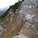 Das Bruchterrain im Direktabstieg von der Dreierspitze kann man in der Grasflanke umgehen