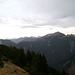 Auf dem Galgenstangenkopf zeigt sich ganz weit hinten der Guffert