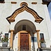 Schöner gelber Tuffstein am Portal der Kirche in Inden