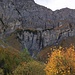 Hier geht's hoch: Im oder rechts vom Graben aufs erste Band, unter dem Wasserfall durch und dann über die beiden Felsstufen und rechts hinaus