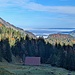 Rückblick zur Unterfluhalpe mit dem vernebelten Rheintal im Hintergrund