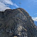 früher war hier ein Leiter, jetzt nach dem Felsabbruch haben sie einen "Klettersteigartigen" Weg über die Felswand hinauf gemacht, vor dem Felsabbruch hat es so ausgesehen: [https://f.hikr.org/files/2765224.jpg diese Stelle im Jahr 2018]