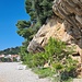 Am Strand von Bratuš, der Weg führt oberhalb entlang