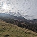 vom Sattel in Richtung Alpe und gut zu erkennen der breite Alpweg