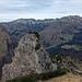 Die kleine Felsnadel in großer Kulisse