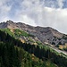 Der Nordgrat des Alpschrofens. Direkt unterhalb des Gipfels ist meine Aufstiegsrinne zu sehen.