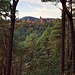 Dahinter: Ein Ausblick auf die drei Dahner Burgen.