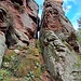Hier stiegen wir über Felsen in den Spalt.