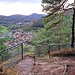 Immer links der Felsen geht's steil hinauf zum Felslandblick.