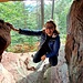 Einen der Felsen, die hier stehen, bestiegen wir, schlupften auf halber Höhe durch ein Loch...
