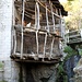 Originale <b>pollaio</b> ricavato su balconcini a tre piani, con vista sul torrente ([http://www.youtube.com/watch?v=KW9N9yjvIbA  vedi video])