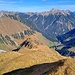 Nach zehn Minuten weitet sich das Gelände dann, der Grat verwandelt sich in eine Art Hügellandschaft, ganz so, als wäre er sich nicht sicher, ober er wirklich ein Grat sein will. Er wird sich bald recht klar entscheiden.