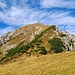 ...ins Kreuzjoch hinüber. Hier verließ ich den Wanderweg, um den Ortkopf zu überschreiten. Die Aufstiegsroute ist weglos, aber eindeutig. In einer breiten Latschengasse geht's hinauf...