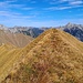 Ich wanderte vom Gipfel weg über die sanfte Gratkante hinunter. Ein schöner, nicht allzu schmaler Rücken, auf dem für eine ganze Weile nichts wirklich Wildes passiert. 