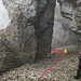 In der Geröllschlucht (4). Die Steine am Boden sind zwar instabil, die Schlucht ist aber am Rand entlang sehr gut zu begehen.