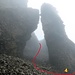 In der Geröllschlucht (4) geht man 180° um diesen Turm herum und steigt anschliessend wieder auf ein weiteres Grasband.