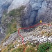 Blick zurück zum Ausstieg aus der Geröllschlucht (4). Man steigt am besten den einzelnen Trittspuren entlang hinauf. 