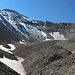 Kar zwischen Castle Peak und Conundrum Peak, wo einst der Montezuma Glacier war. Bei der erodierten Rinne rechts im Bild kann man den Direktabstieg vom Conundrum Peak erahnen. Sieht von hier ziemlich Kamikaze aus.