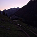Ende Oktober wird es erst spät hell...: im Aufstieg nach der Alp 1241 mit Blick zurück zu Tsermon, Vanil Noir, Sur Combe, Pointe de Paray und Tsô Fauthy, rechts vorne Les Villards