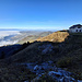 House with a view: die einzigartig gelegene Hütte von Sautodoz, unterhalb davon von links Caux, Le Cubly und Les Pléiades, darunter u.a. Vevey am Lac Léman, darüber am Horizont u.a. Mont Tendre und La Dôle