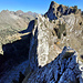 Bei der 1. Abseilstelle auf dem 2. Gendarm: unten die 3er-Seilschaft an der 2. Abseilstelle, darüber die Kante zum 3. Gendarm. Dahinter rechts der SW-Grat zum Dent de Hautaudon, links die Chaîne de Lys