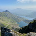 Snowdon / Yr Wyddfa - Dunstiger Ausblick kurz unterhalb des Gipfels. Im [https://en.wikipedia.org/wiki/Glaslyn Glaslyn] (vorn) könnte der Sage nach sogar das Schwert Excalibur von König Artus ruhen...