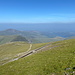 Im Abstieg vom Snowdon - Unterwegs auf dem Llanberis Path. Der Ort selbst ist hinten  im starken Dunst kaum zu erahnen. Links ist der Snowdon Ranger Path zu erkennen.