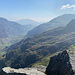 Llechog - Ausblick am Gipfel. Im Dunst sind Konturen von Crib Goch (923 m, rechts) zu erahnen.