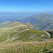 Im Abstieg vom Snowdon - Blick zum Llechog, zu dem gleich ein kurzer Abstecher folgt. Davor ist die SMR-Station Clogwyn (779 m) zu erahnen.