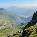 Snowdon / Yr Wyddfa - Ausblick in Gipfelnähe in östliche Richtung. Auch die Verzweigung der Wanderwege in Richtung Pen-y-pass ist zu erkennen: unten der Miners' Track, oben der Pyg Track.