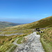 Im Abstieg zwischen Snowdon und Llanberis - Der ausgetretene Wanderweg unterquert die Trasse der SMR.