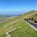 Im Abstieg zwischen Snowdon und Llanberis - Talblick in der Nähe des Halfway House: rechts die SMR-Trasse, etwas unterhalb der Llanberis Path.